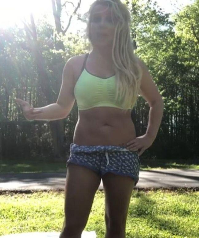 Фитнес-мотивация: Бритни Спирс демонстрирует спортивную фигуру и упражнения для всего тела (видео)